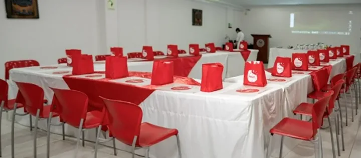 Mesa de trabajo preparada con utensilios para una clase de repostería.